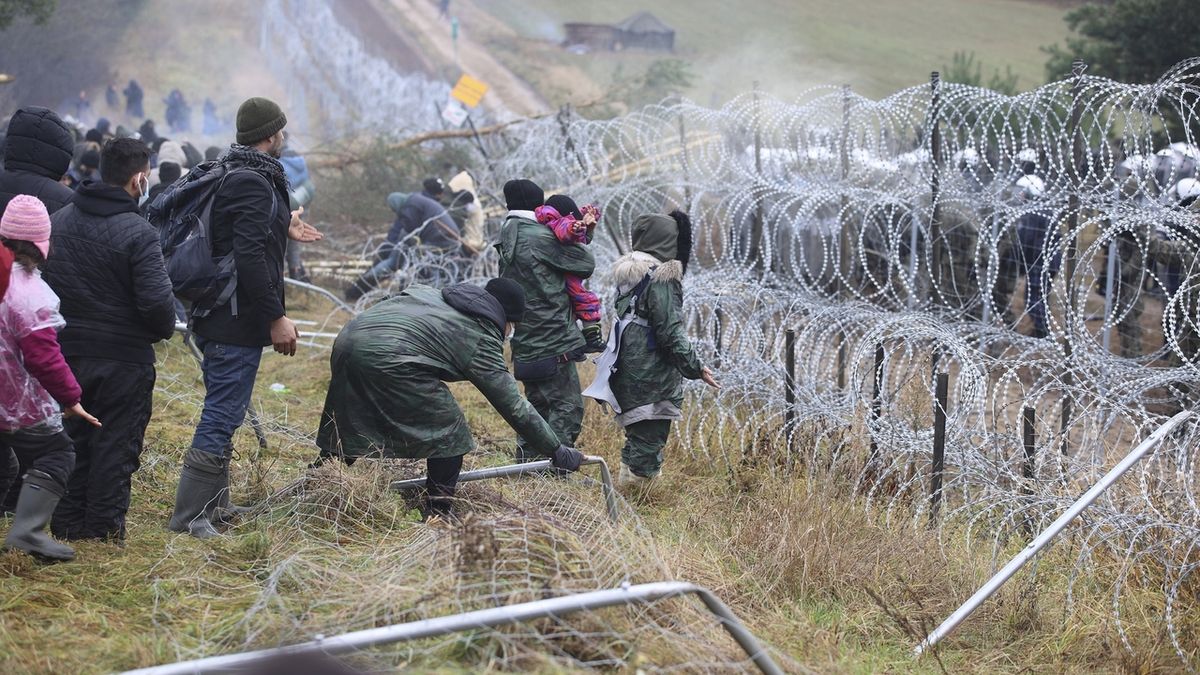 U hranic s Polskem táboří dva tisíce migrantů. Ozývají se i výstřely